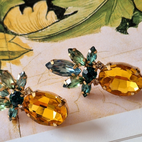 Elegant Gold and Green Gemstone Earrings - Picture 3 of 5